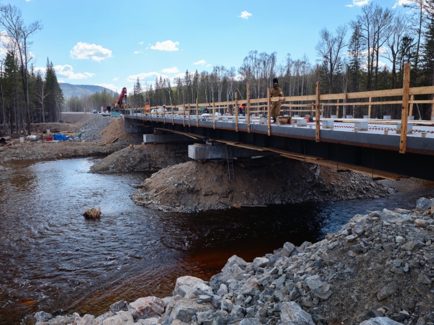 Завершилось строительство моста через реку Нирунгнакан на автодороге к ГМК «Удокан»